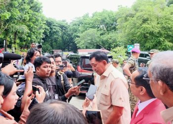 Menteri Pertahanan (Menhan) Republik Indonesia (RI), Jenderal TNI (Purn) Dr Sjafrie Sjamsoeddin MBA saat diwawancarai oleh beberapa media saat menghadiri kuliah umum di Baruga Andi Pangerang Pettarani, Selasa (09/10). Foto: IDENTITAS/Syahrial.