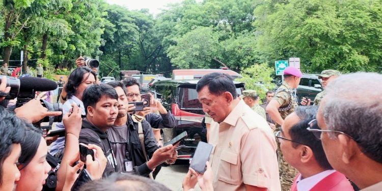 Menteri Pertahanan (Menhan) Republik Indonesia (RI), Jenderal TNI (Purn) Dr Sjafrie Sjamsoeddin MBA saat diwawancarai oleh beberapa media saat menghadiri kuliah umum di Baruga Andi Pangerang Pettarani, Selasa (09/10). Foto: IDENTITAS/Syahrial.