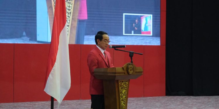Rektor Universitas Hasanuddin, Prof Dr Ir Jamaluddin Jompa MSc saat menyampaikan sambutannya pada Kuliah Umum Spesial bersama Menteri Pertahanan RI di Baruga A. P. Pettarani, Selasa (9/12). Foto: IDENTITAS/Syahrial.