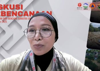 Ahli Madya Pusat Riset Penginderaan Jauh sekaligus Anggota Tim Task Force Bencana Sumatra Badan Riset dan Inovasi Nasional (BRIN), Dr Yenny Vetrita S Hut M Sc ketika menjadi narasumber pada Diskusi Kebencanaan secara hybrid di Ruang Rapat A Lt 1 LPPM Unhas dan Zoom Meeting, Selasa (09/12). Foto: Tangkapan Layar