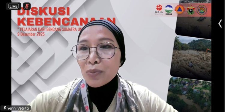 Ahli Madya Pusat Riset Penginderaan Jauh sekaligus Anggota Tim Task Force Bencana Sumatra Badan Riset dan Inovasi Nasional (BRIN), Dr Yenny Vetrita S Hut M Sc ketika menjadi narasumber pada Diskusi Kebencanaan secara hybrid di Ruang Rapat A Lt 1 LPPM Unhas dan Zoom Meeting, Selasa (09/12). Foto: Tangkapan Layar