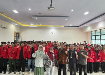 Dekan Fapet Unhas, Prof Dr Ir Syahdar Baba S Pt MSi beserta jajaran dan mahasiswa dari beberapa fakultas usai melaksanakan sosialisasi MKPK di Aula Fapet Unhas, Rabu (10/12). Foto: Dokumentasi Pribadi.
