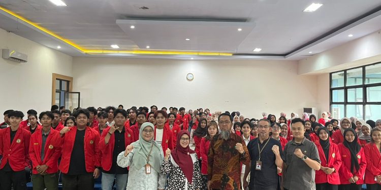 Dekan Fapet Unhas, Prof Dr Ir Syahdar Baba S Pt MSi beserta jajaran dan mahasiswa dari beberapa fakultas usai melaksanakan sosialisasi MKPK di Aula Fapet Unhas, Rabu (10/12). Foto: Dokumentasi Pribadi.
