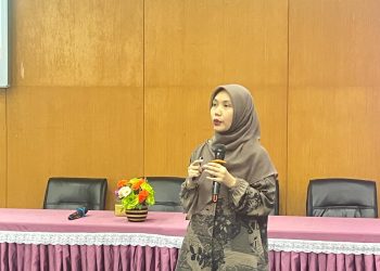 Dr Shinta Dewi Sugiharti Tikson SE M Mgt memaparkan materi pada kegiatan Sosialisasi Program Kreativitas Mahasiswa (PKM) 2026 yang di gelar oleh Subdirektorat Pengembangan Prestasi dan Talenta Universitas Hasanuddin (Unhas) dan Fakultas Ilmu Budaya (FIB) di Lantai 2 Gedung Ipteks Unhas, Kamis (11/12). Foto : IDENTITAS/Syahrial.