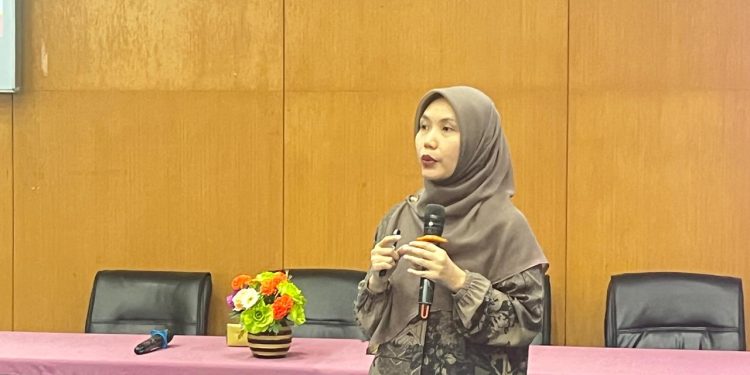 Dr Shinta Dewi Sugiharti Tikson SE M Mgt memaparkan materi pada kegiatan Sosialisasi Program Kreativitas Mahasiswa (PKM) 2026 yang di gelar oleh Subdirektorat Pengembangan Prestasi dan Talenta Universitas Hasanuddin (Unhas) dan Fakultas Ilmu Budaya (FIB) di Lantai 2 Gedung Ipteks Unhas, Kamis (11/12). Foto : IDENTITAS/Syahrial.
