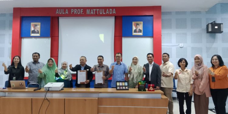 Pihak PT Pegadaian Cabang Bontoala dan Departemen Sastra Jepang Unhas setelah penandatanganan MoU yang dilaksanakan di Aula Prof Mattulada FIB Unhas, Kamis (11/12). Foto: IDENTITAS/Naila Islamiah Syahrir.