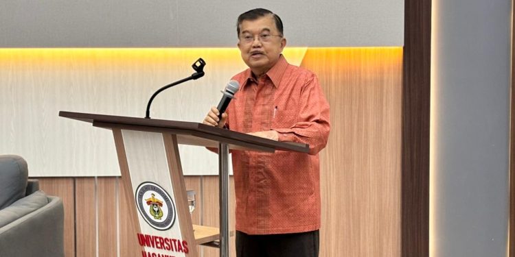 Muhammad Jusuf Kalla saat menjadi pemateri Sarasehan Ekonomi IKAE FEB Universitas Hasanuddin di Arsjad Rasjid Lecture Theatre Unhas, Senin (15/12). Foto: IDENTITAS/Suci Aulia Tenri Ajeng