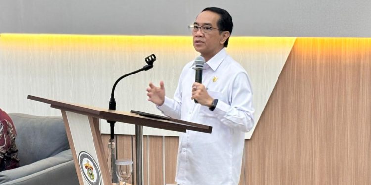 Rektor Unhas, Prof JJ ketika menyampaikan sambutan pada Sarasehan Ekonomi di Arsjad Rasjid Lecture Theatre, Senin (15/12). Foto: IDENTITAS/Suci Aulia Tenri Ajeng