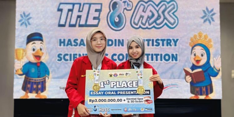 Asiyah Syaharuddin dan St Fadila Mutmainnah ketika berhasil menjadi juara pertama dalam ajang The 8th Hasanuddin Destistry Scientific Competition 2025 oleh FKG Unhas, yang diadakan pada Sabtu-Minggu (14/12). Foto: Dokumentasi Pribadi