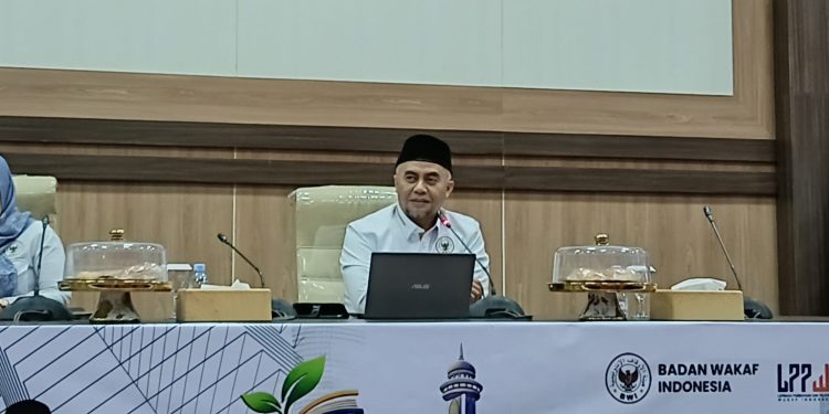 H Dede Haris Sumarno MM, saat menyampaikan materi pada kegiatan Wakaf Goes To Campus yang digelar Universitas Hasanuddin bekerja sama dengan Badan Wakaf Indonesia (BWI) di Aula Prof Baharuddin Lopa, Fakultas Hukum Unhas, Selasa (16/12). FOTO: IDENTITAS/An-Nisa Ramadhina Andini.