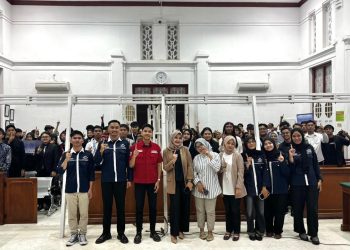 Peserta dan pihak yang terlibat dalam Final Ko-Kurikuler Peradilan Semu 2025 di Pengadilan Negeri Makassar, Minggu (14/12). Foto: Dokumentasi Pribadi
