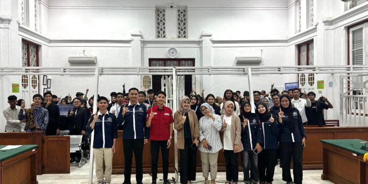 Peserta dan pihak yang terlibat dalam Final Ko-Kurikuler Peradilan Semu 2025 di Pengadilan Negeri Makassar, Minggu (14/12). Foto: Dokumentasi Pribadi