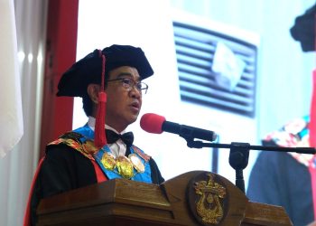 Rektor Unhas, Prof Dr Ir Jamaluddin Jompa MSc saat membahas prestasi kampus dalam wisuda periode Desember tahun akademik 2025/2026 di Baruga Andi Pangerang Pettarani, Rabu (17/12). Foto: IDENTITAS/Fadhlil Azhim