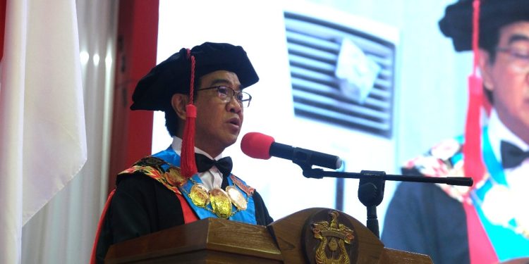 Rektor Unhas, Prof Dr Ir Jamaluddin Jompa MSc saat membahas prestasi kampus dalam wisuda periode Desember tahun akademik 2025/2026 di Baruga Andi Pangerang Pettarani, Rabu (17/12). Foto: IDENTITAS/Fadhlil Azhim