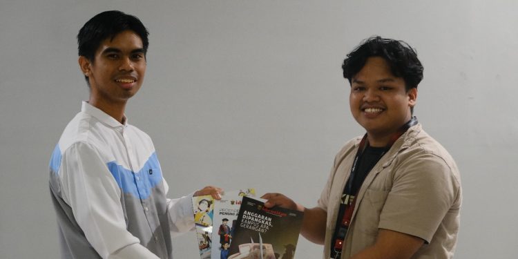 Serah terima jabatan Redaktur Pelaksana PK identitas Unhas 2025, Muhammad Nur Ilham kepada Redaktur Pelaksana Terpilih, Ismail Basri di Rumah Kecil PK identitas Unhas, Rabu (17/12). Foto: IDENTITAS/Andika Wijaya