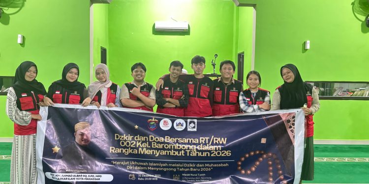 Mahasiswa KKN-T Barombong pasca kegiatan Dzikir dan Doa Bersama di Masjid Nurul Tasbih, Rabu (31/12). Foto: Dokumentasi Pribadi