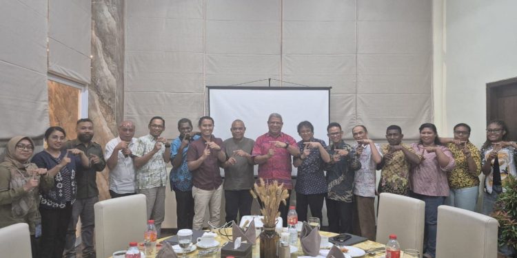 Foto bersama tim P2KP Unhas dan Bappeda Tambrauw setelah pelaksanaan seminar Grand Design. Foto: Dokumentasi Pribadi