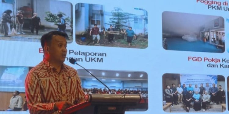 Direktur Kemahasiswas saat melampirkan pelaporan program kegiatan mahasiswa pada Malam Puncak Anugerah Kemahasiswaan, Sabtu (27/12). Foto: IDENTITAS/Naufal Ahnaf Khairi.