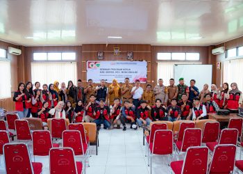 Foto mahasiswa KKN-T Gelombang 115 Inovasi Daerah Unhas bersama tamu undangan Seminar Proker di Aula Kantor Kecamatan Moncongloe, Kabupaten Maros, Selasa (06/01). Foto: Dokumentasi Pribadi.