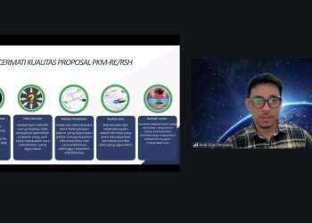 Prof Andi Dian Permana SSi MSi PhD Apt saat menjadi narasumber pada kegiatan Bimtek PKM 2026 yang digelar oleh FK Unhas melalui Zoom Meeting, Senin (03/01). Foto: Tangkapan Layar