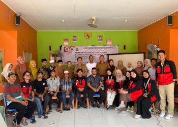 Mahasiswa KKN bersama perangkat desa setelah kegiatan Seminar Program Kerja di Aula Kantor Desa Pattallassang, Kecamatan Tompobulu, Kabupaten Bantaeng, Senin (05/01). Foto: Dokumentasi Pribadi