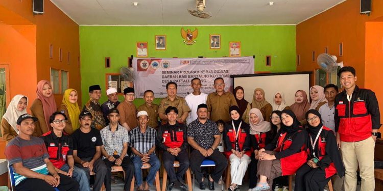 Mahasiswa KKN bersama perangkat desa setelah kegiatan Seminar Program Kerja di Aula Kantor Desa Pattallassang, Kecamatan Tompobulu, Kabupaten Bantaeng, Senin (05/01). Foto: Dokumentasi Pribadi