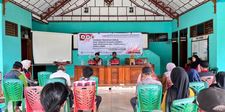 Suasana pelaksanaan seminar proker KKN Tematik Inovasi Daerah Desa Labbo yang dilaksanakan di Aula Kantor Desa Labbo, Kecamatan Tompobulu, Kabupaten Bantaeng, Senin (05/01). Foto: Dokumentasi Pribadi