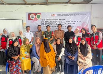 Mahasiswa KKN-T usai pemaparan Seminar Program Kerja di Kantor Kelurahan Majjelling Kecamatan Maritengngae Kabupaten Sidrap, Senin (05/01). Foto: Dokumentasi pribadi.