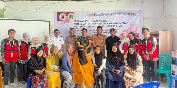 Mahasiswa KKN-T usai pemaparan Seminar Program Kerja di Kantor Kelurahan Majjelling Kecamatan Maritengngae Kabupaten Sidrap, Senin (05/01). Foto: Dokumentasi pribadi.