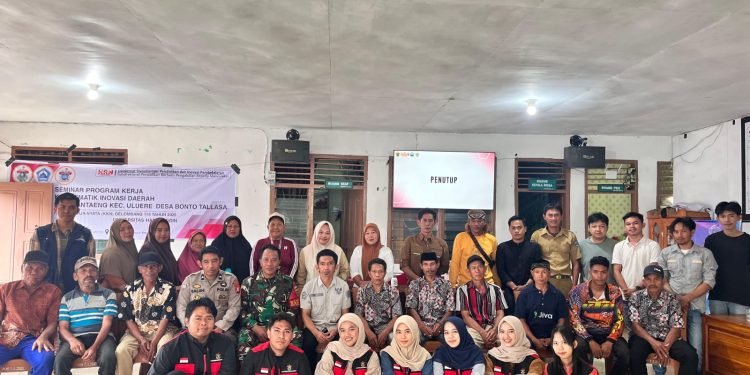Mahasiswa KKN-T Gelombang 115 Unhas dan warga setempat pada kegiatan Seminar Program Kerja (Proker) di Aula Kantor Desa Bonto Tallasa, Kecamatan Uluere, Kabupaten Bantaeng, Senin (05/01). Foto: Dokumentasi pribadi.