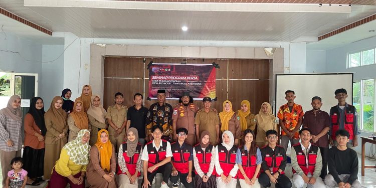 Mahasiswa KKN-T Gelombang 115 Unhas Bersama Masyarakat Setempat Pada Seminar Program Kerja di Kantor Desa Pucak, Kecamatan Tompobulu, Kabupaten Maros, Senin (05/01). Foto: Dokumentasi Pribadi