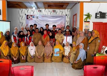Mahasiswa KKN-T Unhas Gelombang 115 bersama masyarakat di Kantor Desa Bonto Karaeng, Kecamatan Sinoa, Kabupaten Bantaeng, Selasa (06/01). Foto: Dokumentasi pribadi