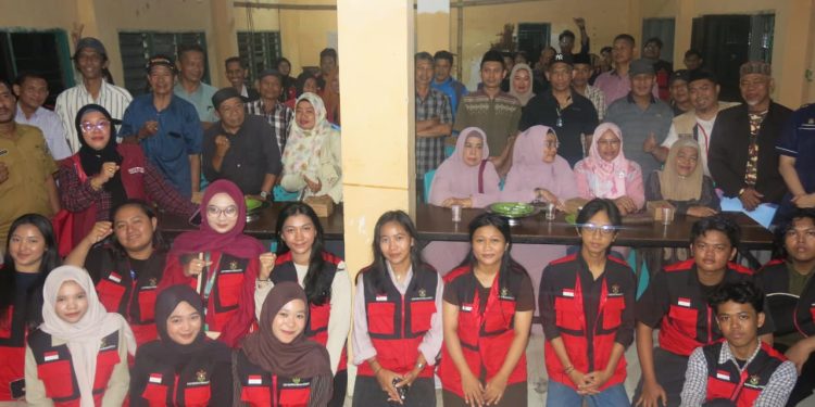 Mahasiswa KKN-T Unhas bersama perangkat desa setelah kegiatan Seminar Program Kerja Pengelolaan Sampah yang berlangsung di Masjid Nurul Rahmat, Kecamatan Tamalanrea, Kota Makassar, Selasa (06/01). Foto: Dokumentasi Pribadi