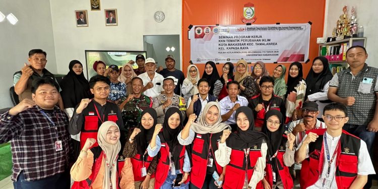 Mahasiswa KKN-T Perubahan Iklim Gelombang 115 Unhas bersama pemerintah dan warga setempat saat menggelar Seminar Program Kerja di Kelurahan Kapasa Raya, Kecamatan Tamalanrea, Kota Makassar, Rabu (08/01). Foto: Dokumentasi pribadi.