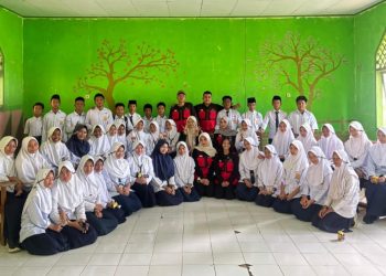Mahasiswa KKN Gelombang 115 Unhas bersama siswa MTs SA PP Nurul Ilmi Barukku pada kegiatan Sosialisasi Perlindungan dan Manfaat Hutan di Kelurahan Batu,  Selasa (06/01). Foto: Dokumentasi pribadi.