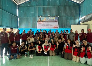 Foto bersama Tim Mahasiswa KKN-T Perubahan Iklim Unhas dengan masyarakat Kelurahan Biring Romang pada Seminar Proker di Lapangan Orbit Jaya Antang, Minggu (04/01). Foto: Dokumentasi Pribadi