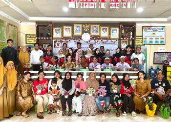 Mahasiswa KKN-T Unhas gelombang 115 dan warga di Kantor Desa Kalosi Alau, Kecamatan Dua Pitue, Kabupaten Sidenreng Rappang, Senin (05/01). Foto: Dokumentasi pribadi