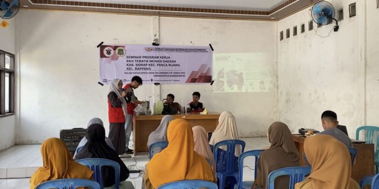 Mahasiswa KKN-T Inovasi Daerah Gelombang 115 saat menjelaskan program kerjanya kepada Masyarakat Sekitar, di Aula Kelurahan Rappang, Kecamatan Panca Rijang, Kabupaten Sidenreng Rappang, Selasa (06/01). Foto: Dokumentasi pribadi