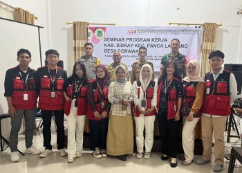 Mahasiswa KKN-T Inovasi Daerah Gelombang 115 bersama Aparat Desa Corawali seusai melaksanakan Seminar Program Kerja di Kantor Desa Corawali, Kabupaten Sidrap, Selasa (06/01). Foto: Dokumentasi Pribadi
