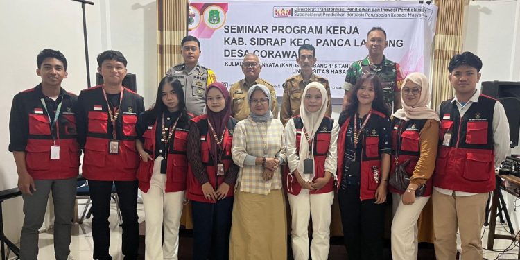 Mahasiswa KKN-T Inovasi Daerah Gelombang 115 bersama Aparat Desa Corawali seusai melaksanakan Seminar Program Kerja di Kantor Desa Corawali, Kabupaten Sidrap, Selasa (06/01). Foto: Dokumentasi Pribadi
