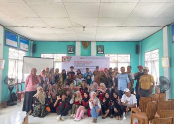 Mahasiswa KKN, masyarakat dan perangkat desa setelah kegiatan Seminar Program Kerja di Kantor Kelurahan Lumpue, Kecamatan Bacukiki Barat, Kota Parepare, Selasa (07/01). Foto: Dokumentasi Pribadi