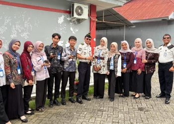 Foto bersama mahasiswa Peserta Magang Nasional Kementerian Ketenagakerjaan Batch 2 Pembina Kemandirian Lapas Kelas IIA Parepare bersama Mentor Pembina Kemandirian, Rabu (07/01). Foto: Dokumentasi Pribadi
