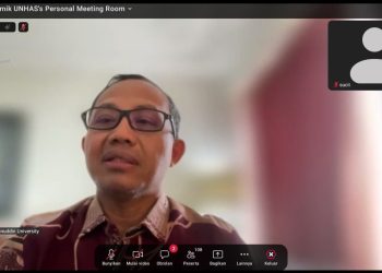 WR I Unhas, Prof drg Muhammad Ruslin MKes PhD SpBM(K), saat memberikan sambutan sekaligus membuka kegiatan Sosialisasi dan Promosi (Sospro) SNPMB 2026 yang digelar secara daring melalui Zoom Meeting, Jumat (9/01). Foto: Tangkapan Layar.